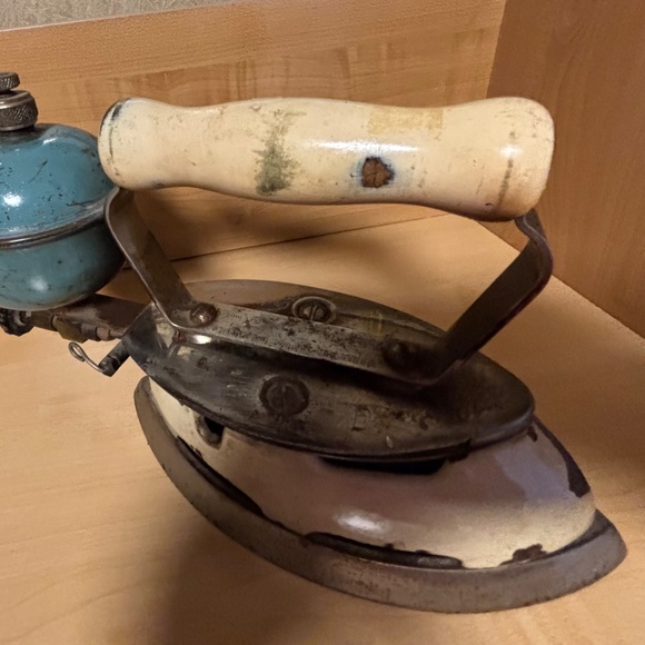 Vintage Coleman Gas Iron with Pump - Picture 9 of 9